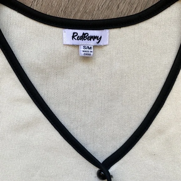 Cute cropped Cream and Black button up top romantic academia - Picture 2 of 5